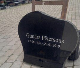 melns granīta kapu piemineklis